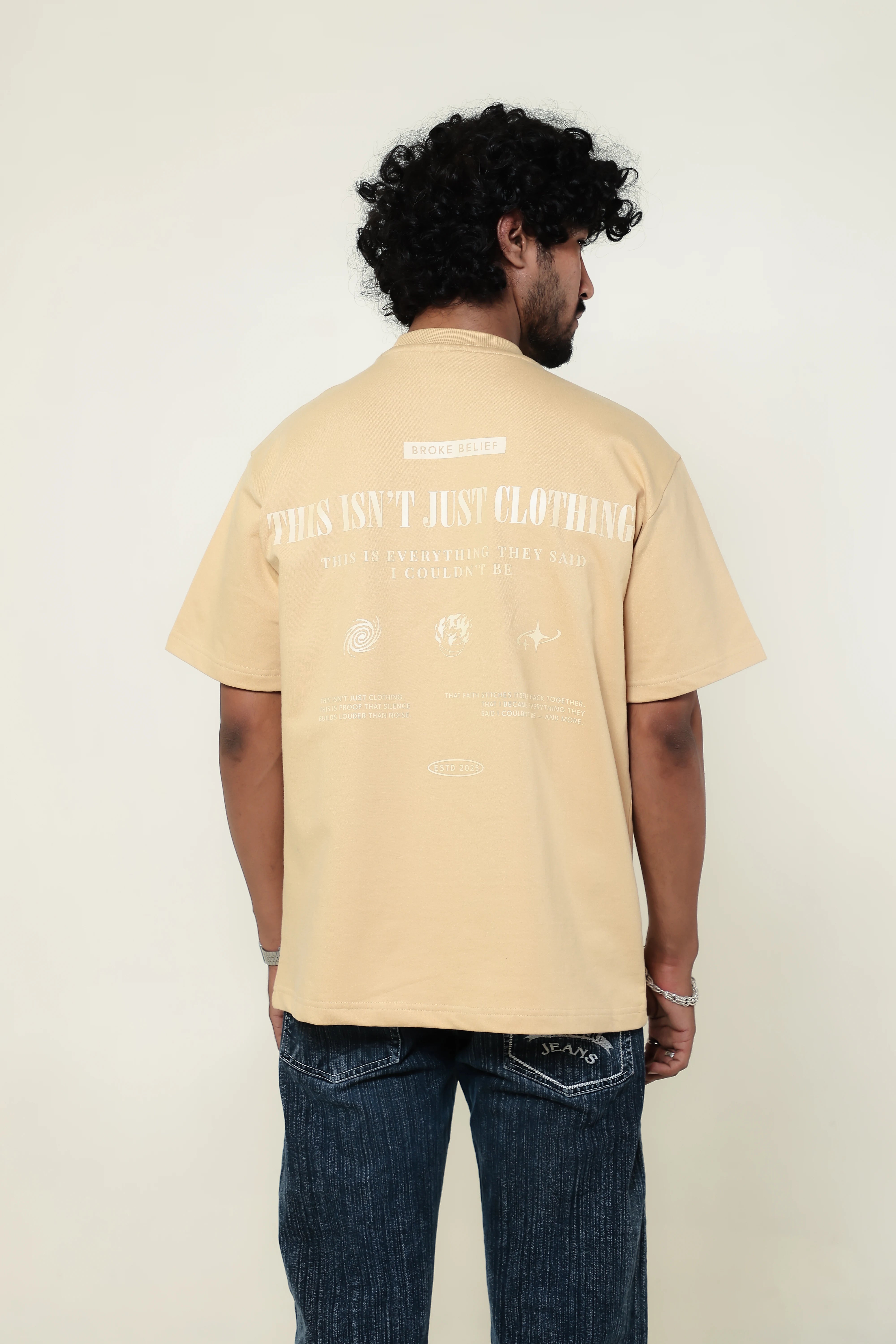 BEIGE STATEMENT ESSENTIAL TEE