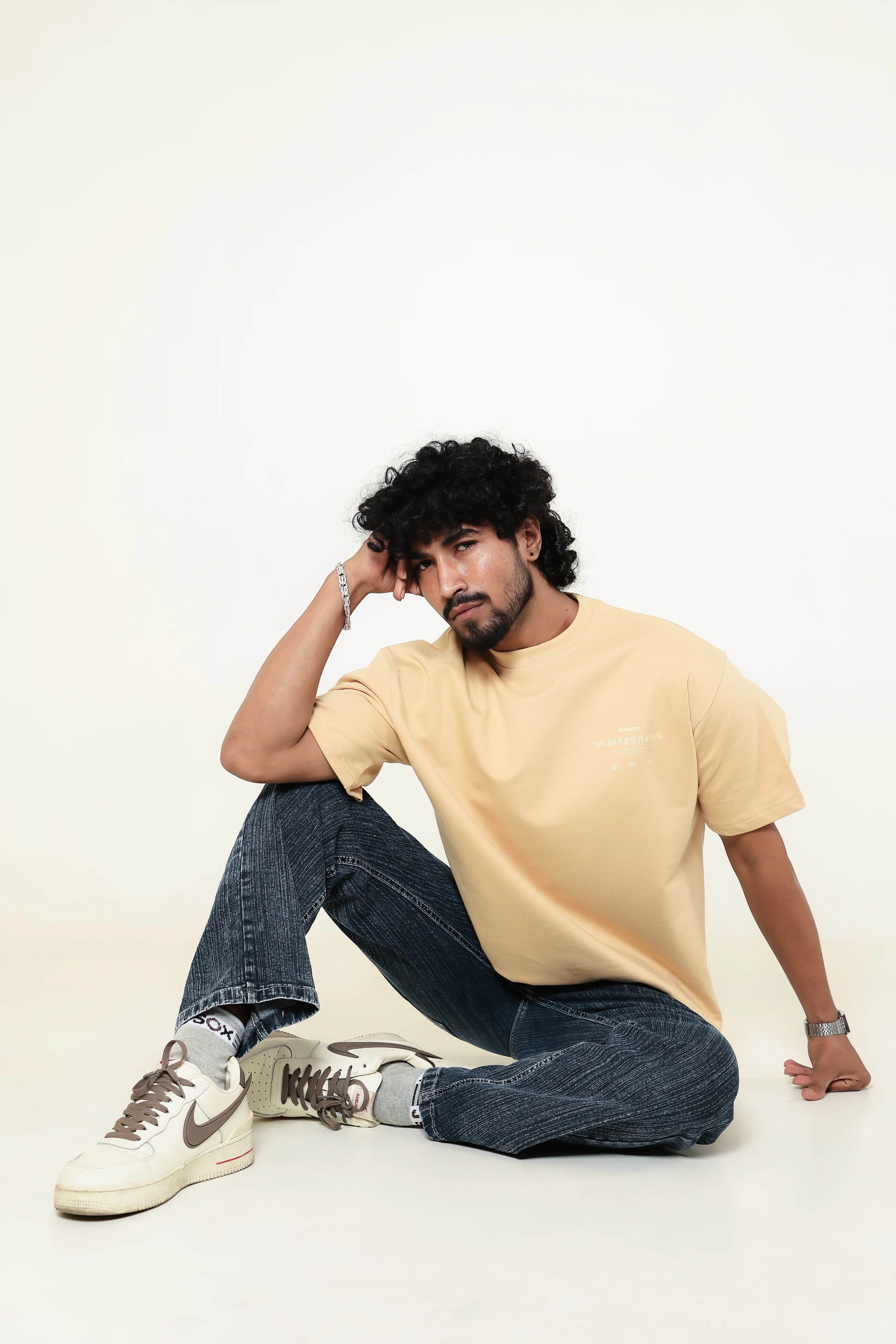 BEIGE STATEMENT ESSENTIAL TEE