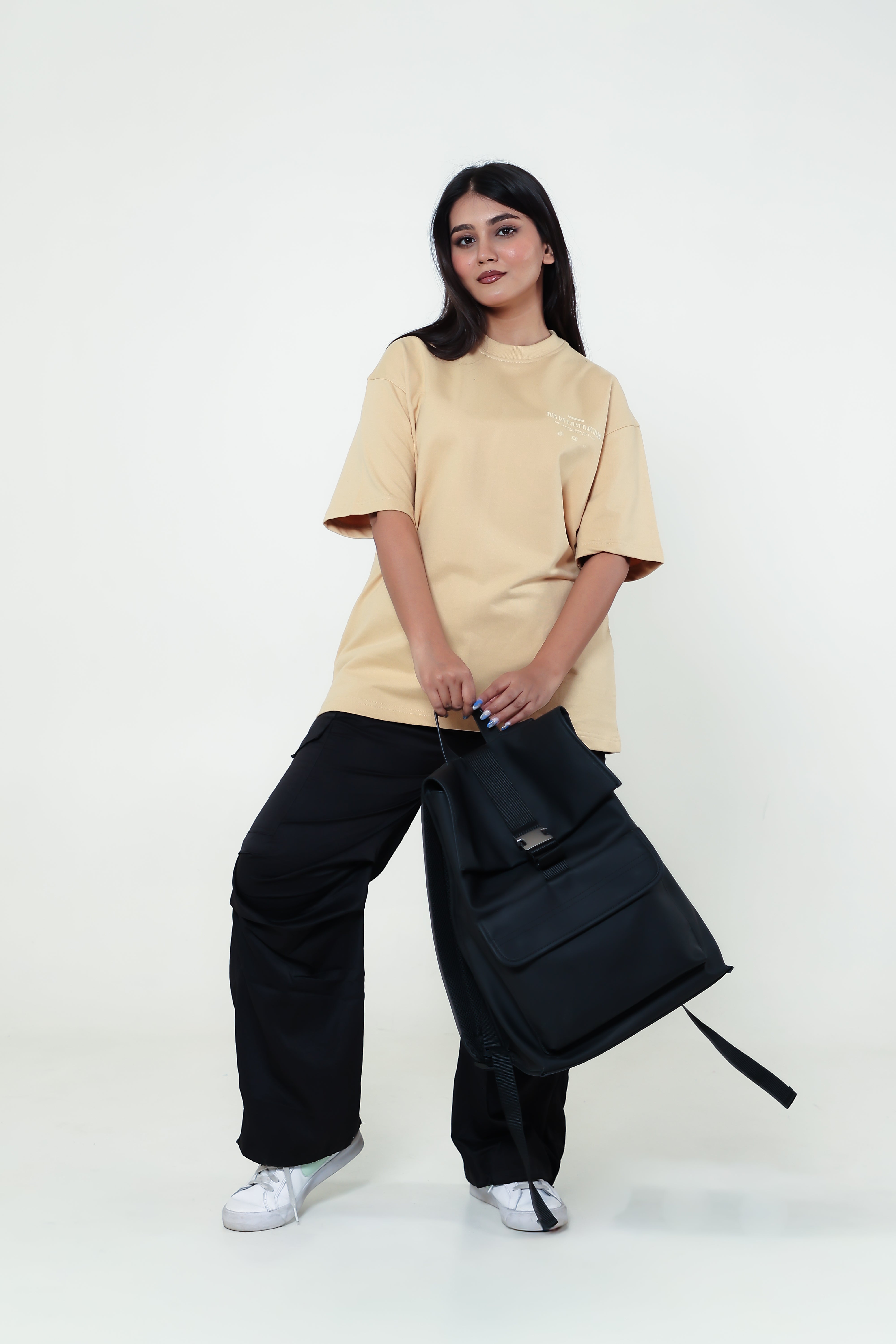 BEIGE STATEMENT ESSENTIAL TEE